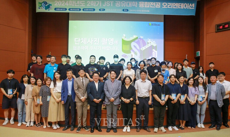 전북대는 지자체-대학 협력기반 지역혁신사업(이하 RIS 사업)을 통해 RIS대학교육혁신본부가 운영하고 있는 JST 공유대학이 융합전공 선발 학생들을 대상으로 2학기 교육과정 등을 설명하는 오리엔테이션을 9일 개최했다고 이날 밝혔다./사진=전북대 제공